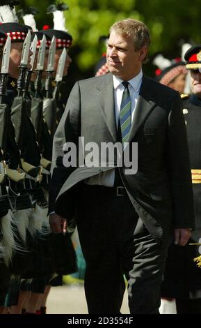 Der Herzog von York inspiziert eine Ehrengarde, die vom Royal Highland Fusiliers, dem 2. Bataillon des Royal Regiment of Scotland, im Holyroodhouse in Edinburgh eingesetzt wird. Stockfoto