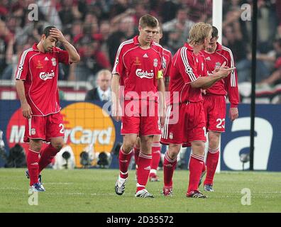 Liverpool-Kapitän Steven Gerrard (Mitte) läuft mit seinen Teamkollegen nach AC Mailands Filippo Inzaghi während des Champions-League-Finales im Athener Olympiastadion, Athen, Griechenland, unnachbar. Stockfoto