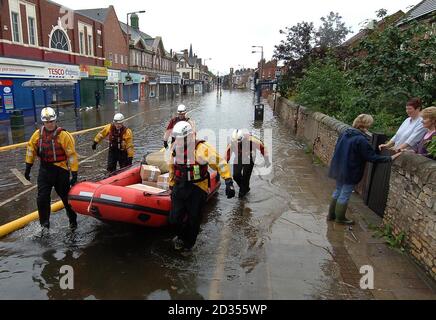 Feuerwehr- und Rettungsteams mit Booten arbeiten in Bentley in der Nähe von Doncaster weiter, da Rohre, die an große Pumpen angeschlossen sind, versuchen, die Hochwasserpegel im Stadtzentrum zu senken. Stockfoto