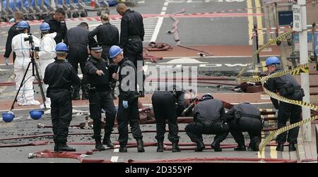 Eine allgemeine Ansicht der Polizei Forensische Offiziere am Ort des Terrors-Angriffs am Flughafen Glasgow, wo ein Auto in das Terminalgebäude gefahren wurde Stockfoto