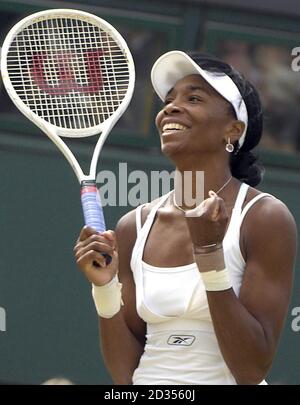 Die US-Amerikanerin Venus Williams feiert ihren Sieg gegen die Russin Svetlana Kuznetsova während der All England Lawn Tennis Championship in Wimbledon. Stockfoto