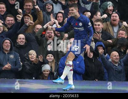 Chelsea's Christian Pulisic feiert das zweite Tor seiner Spieleseite während des Premier League-Spiels in Stamford Bridge, London. Stockfoto