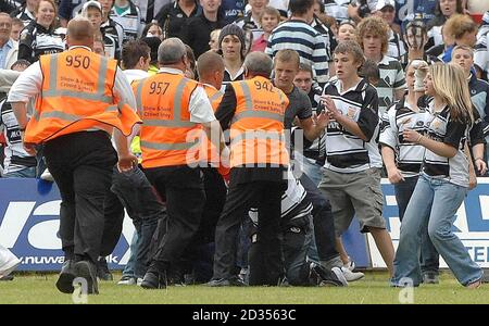 Die Zuschauer haben beim letzten Pfeifen Schwierigkeiten, als die Fans während des Engage Super League-Spiels im Craven Park, Hull, auf das Spielfeld einmarschieren. Stockfoto