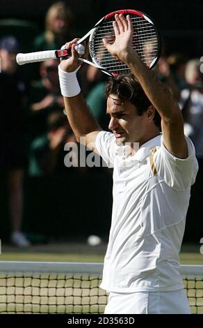 Der Schweizer Roger Federer feiert seinen fünften Sieg in Folge bei der Wimbledon-Meisterschaft, nachdem er den spanischen Rafael Nadal in fünf Sätzen, 7-6, 4-6, 7-6, 2-6, 6-2, während der All England Lawn Tennis Championship in Wimbledon besiegt hat. Stockfoto