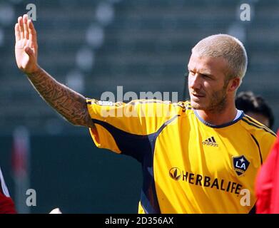 David Beckham von La Galaxy winkt den Fans während einer Trainingseinheit im Home Depot Center, Los Angeles, USA. Stockfoto