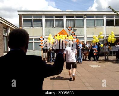 Der ehemalige Liberaldemokrat Charles Kennedy kommt im Newton Aycliffe Center an, als er sich Greg Stone, dem liberaldemokratischen Kandidaten für den Wahlkreis Sedgefield (nicht abgebildet), auf dem Wahlkampfweg anschließt. Stockfoto