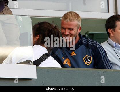 David Beckham von LA Galaxy hat seinen Knöchel in Eis gelegt, als er das Team bei einem Freundschaftsspiel im Home Depot Center, Los Angeles, USA, in Aktion beobachtet. Stockfoto