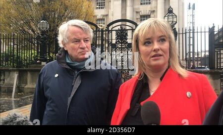 Nordirland Human Rights Chief Commissioner Les Allamby und Mairia Cahill vor dem High Court in Belfast begrüßte sie die Zusage des Staatssekretärs und des Chief Electoral Officer, das Gesetz in Nordirland zu ändern, was die Verpflichtung betrifft, dass lokale Wahlkandidaten ihre Heimatadresse offenlegen müssen. Stockfoto