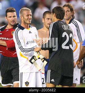 DAVID Beckham von LA Galaxy schüttelt nach ihrem Freundschaftsspiel im Home Depot Center in Los Angeles, USA, Chelseas Torwart Carlo Cudicini die Hand. Stockfoto