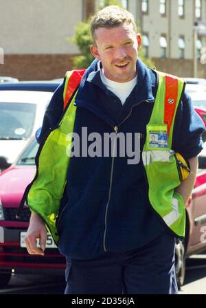 Terroranschlag-Held John Smeaton kommt nach dem Autobombenanschlag auf den Flughafen Glasgow am 30/06/2007 für seinen ersten Arbeitstag zurück. Stockfoto