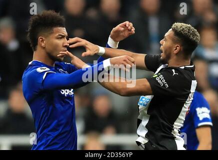 Die Stimmung zwischen Everton's Mason Holgate (links) und Newcastle United's Joelinton während des Premier League-Spiels im St James' Park, Newcastle. Stockfoto