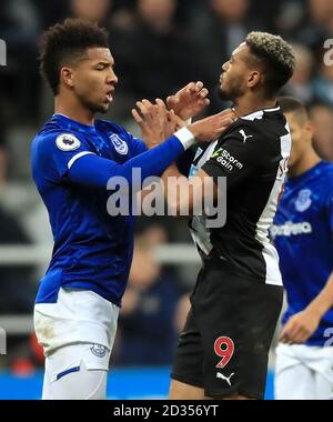 Die Stimmung zwischen Everton's Mason Holgate (links) und Newcastle United's Joelinton während des Premier League-Spiels im St James' Park, Newcastle. Stockfoto