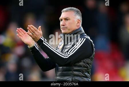 Watford Manager Nigel Pearson begrüßt die Fans nach dem Abpfiff des Premier League Match an der Vicarage Road, London. Stockfoto