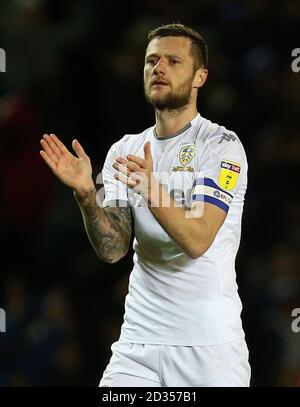 Leeds United's Liam Cooper feiert beim Finalpfiff während des Sky Bet Championship Spiels in der Elland Road, Leeds. Stockfoto