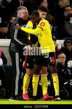 Watford-Manager Nigel Pearson (links) feiert mit Watfords Abdoulaye Doucour (rechts), nachdem er beim Premier League-Spiel im AMEX Stadium in Brighton das erste Tor seiner Mannschaft erzielt hat. Stockfoto