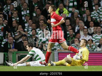 Gary Caldwell und Artur Boruc von Celtic auf dem Boden, nachdem Spartak beim Champions League Third Qualifying Round Second Leg Match in Celtic Park, Glasgow, Punkten konnte. Stockfoto