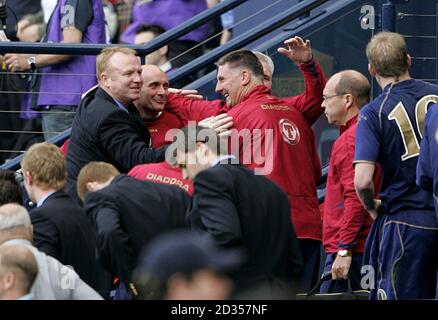 Schottland-Manager Alex McLeish feiert beim Schlusspfiff Stockfoto