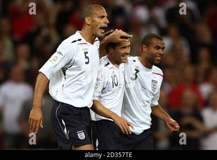 Der Engländer Michael Owen (Mitte) feiert mit seinen Teamkollegen Rio Ferdinand (links) und Ashley Cole das zweite Tor des Spiels. Stockfoto