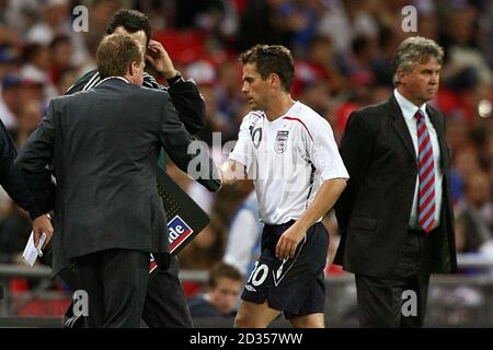 Der englische Michael Owen (Mitte) wird von Manager Steve McClaren (links) nach seinem späten Wechsel im Spiel beglückwünscht, während Russlands Manager Guus Hiddink auf ihn schaut. Stockfoto