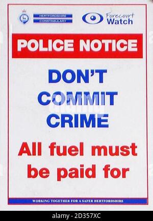 Undatierte Aufnahme eines 'Police Notice'-Schildes an der Tankstelle in Beford, Hertfordshire. Stockfoto