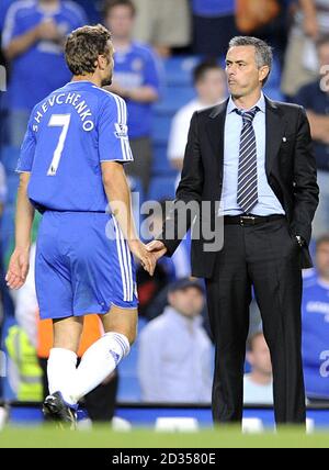 Chelsea-Manager Jose Mourinho schüttelt sich die Hände nach Andriy Shevchenko Die letzte Pfeife Stockfoto