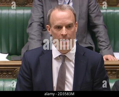 Außenminister Dominic Raab sprach im Londoner Unterhaus, wo er dem Abgeordneten sagte, dass das Auswärtige Amt für einen Zeitraum von 30 Tagen vor allen nicht notwendigen Auslandsreisen berate. Stockfoto