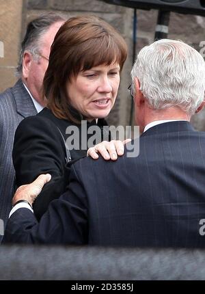 Alison McRae verlässt die Beerdigung Ben Porcelli, der bei einem Hubschrauberabsturz mit Rallye-Fahrer Colin McRae, in Greyfriars Kirk, Lanark starb. Stockfoto