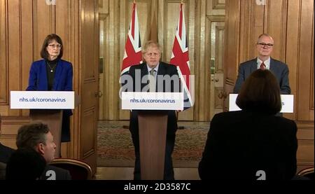 Videobildschirm-Grab von Dr. Jenny Harries, Premierminister Boris Johnson und Chief Scientific Adviser Sir Patrick Vallance, das bei einem Medien-Briefing in Downing Street, London, über Coronavirus (COVID-19) spricht, da NHS England bekannt gab, dass die Todesrate von Coronavirus in Großbritannien 104 erreicht habe. Stockfoto