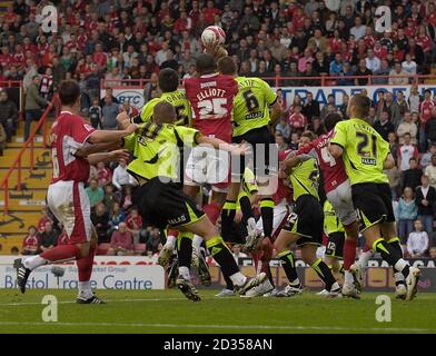 Ein offensichtlicher Handball in der Gegend von Marvin Elliott, der von den Beamten während des Coca-Cola Championship-Spiels am Ashton Gate in Bristol nicht vergeben wurde. Stockfoto