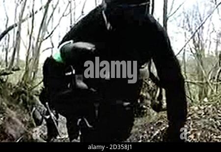 Das Bild stammt aus einem Video der Metropolitan Police von einem von fünf Männern, die beschuldigt werden, Terrortraining zu machen, die für ein BBC-Programm namens Don't Panic, I'm Islamic gefilmt wurden. Stockfoto