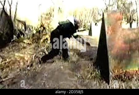 Das Bild stammt aus einem Video der Metropolitan Police von einem von fünf Männern, die beschuldigt werden, Terrortraining zu machen, die für ein BBC-Programm namens Don't Panic, I'm Islamic gefilmt wurden. Stockfoto