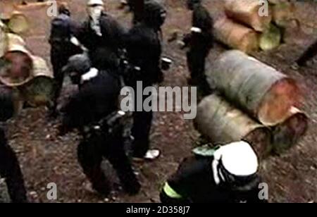 Das Bild stammt aus einem Video, das von der Metropolitan Police of Men Paintballing herausgegeben wurde, darunter drei Männer, die beschuldigt wurden, ein Terrortraining durchgeführt zu haben, die für ein BBC-Programm namens Don't Panic, I'm Islamic gefilmt wurden. Stockfoto