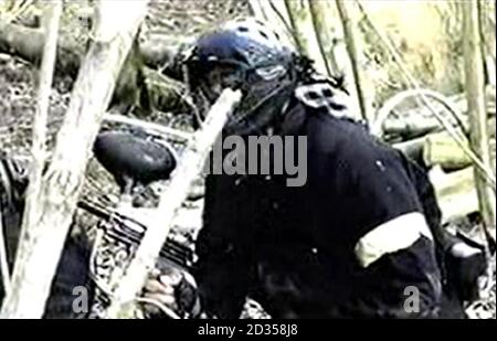 Das Bild stammt aus einem Video der Metropolitan Police von einem von fünf Männern, die beschuldigt werden, Terrortraining zu machen, die für ein BBC-Programm namens Don't Panic, I'm Islamic gefilmt wurden. Stockfoto