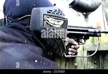 Das Bild stammt aus einem Video der Metropolitan Police von einem von fünf Männern, die beschuldigt werden, Terrortraining zu machen, die für ein BBC-Programm namens Don't Panic, I'm Islamic gefilmt wurden. Stockfoto