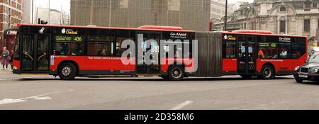 Eine allgemeine Ansicht eines Londoner 'Bendy Bus' in der Hauptstadt. Stockfoto