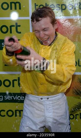 Jamie Spencer genießt den Champagner, nachdem er die Jockeys Championship mit deb Saunders am letzten Tag der Turf Flat Saison auf der Doncaster Racecourse geteilt hat. Stockfoto