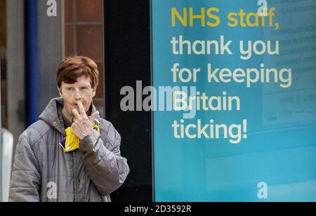 An einer Bushaltestelle im Stadtzentrum von Liverpool wird ein Werbespot angezeigt, der dem NHS dankt, während Großbritannien weiterhin in der Sperre bleibt, um die Ausbreitung des Coronavirus einzudämmen. PA-Foto. Bilddatum: Montag, 6. April 2020. Siehe PA Geschichte GESUNDHEIT Coronavirus . Bildnachweis sollte lauten: Peter Byrne/PA Wire Stockfoto