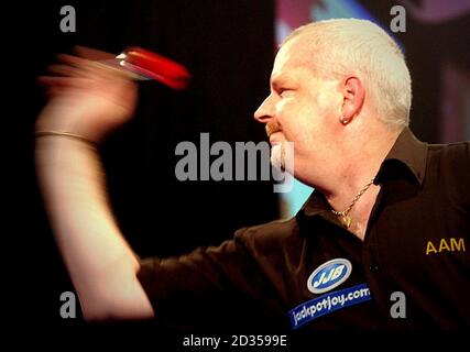 Schottlands Robert Thornton im Einsatz gegen Englands Darryl Fitton während des Winmau World Masters Finales bei Leisure World in Bridlington, East Yorkshire. Stockfoto