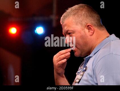 Darryl Fitton aus England sieht niedergeschlagen aus, als er im Winmau World Masters Final bei Leisure World in Bridlington, East Yorkshire, gegen Robert Thornton aus Schottland verliert. Stockfoto