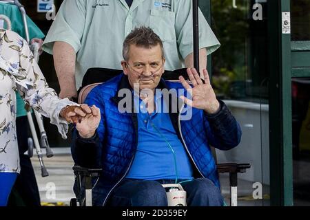 Geoffrey McKillop verließ das Causeway Hospital in Coleraine, Co Londonderry, wo er nach dem überlebenden Coronavirus entlassen wurde. Stockfoto