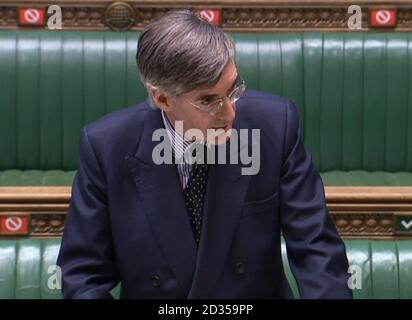 Jacob Rees Mogg beantwortet Fragen im Unterhaus, London, während eines Antrags über parlamentarische Verfahren während der Pandemie. Der Antrag legt die Notwendigkeit für die Abgeordneten fest, während der anhaltenden Unterbrechung des Coronavirus erneut persönlich abzustimmen. Stockfoto