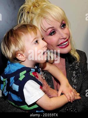 Country-Superstar Dolly Parton startet Imagination Library, ihr Programm zur Alphabetisierung ihrer Kinder im Magna Science Adventure Center in Rotherham, South Yorkshire. Stockfoto