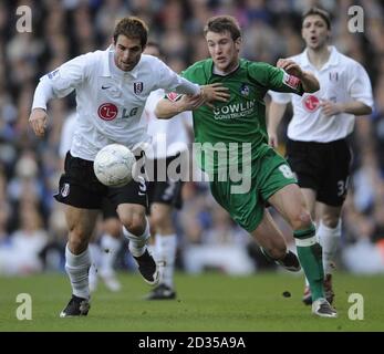 Fulhams Carlos Bocanegra (links) im Einsatz mit Bristol Rovers' Andy Williams während des Spiels der FA Cup Third Round im Craven Cottage, West London. Stockfoto