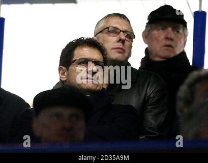 England Manager Fabio Capello nimmt seinen Platz für den zweiten Halb Stockfoto