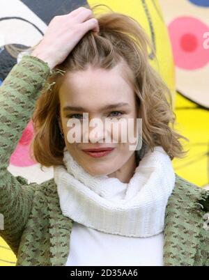 Fünf große russische Nestpuppen, bekannt als Matroschka, werden vom russischen Supermodel Natalia Vodianova aus London neben dem British Airways London Eye in London enthüllt. Stockfoto