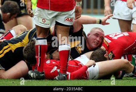 Phil Vickery von Wasps feiert seinen Versuch während des Heineken Cup-Spiels im Adams Park, High Wycombe. Stockfoto