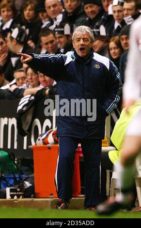 Newcastles neuer Manager Kevin Keegan ruft Anweisungen während des Barclays Premier League-Spiels St James Park, Newcastle. Stockfoto