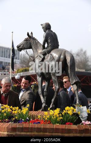 Cheltenham Rennbahn Heimat von National Hunt Racing in Großbritannien Statue of Dawn Run mit Jonjo O'Neill Stockfoto