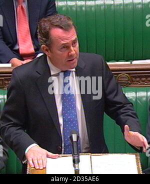 Schatten-Verteidigungsminister Liam Fox spricht, nachdem Verteidigungsminister des Browne vor dem Unterhaus in London eine Erklärung über den Diebstahl eines militärischen Laptop-Computers mit den persönlichen Daten von 600,000 Personen abgegeben hat. Stockfoto