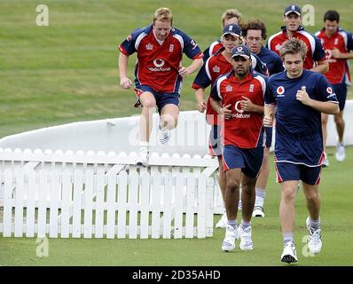 England ODI Kapitän Paul Collingwood (links) springt den Grenzzaun während des Netzpraktikens an der Lincoln Universität, Lincoln, Neuseeland. Stockfoto